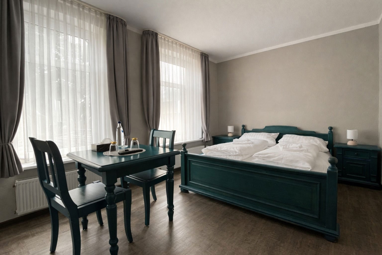 Komfortables Doppelzimmer mit modernem Mobiliar und großem Fenster